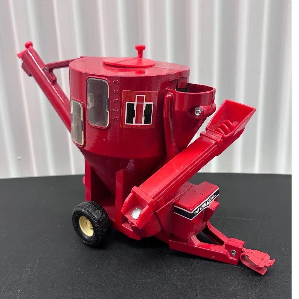 Ertl International Harvester Grinder Mixer Red Diecast 1/16 Scale Farm Toy USA